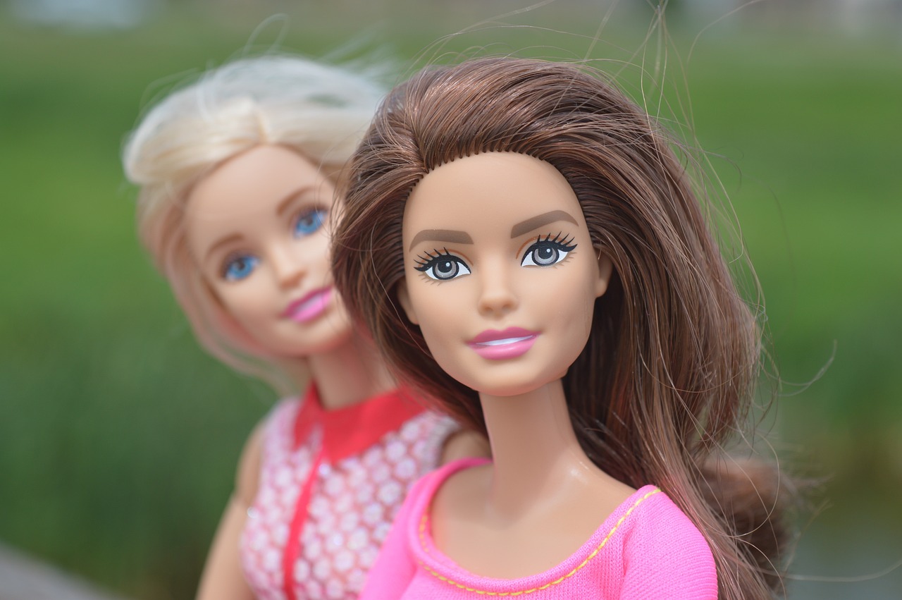 Barbie - Brunette and Blonde Barbies - pixababy - dolls-1497805_1280